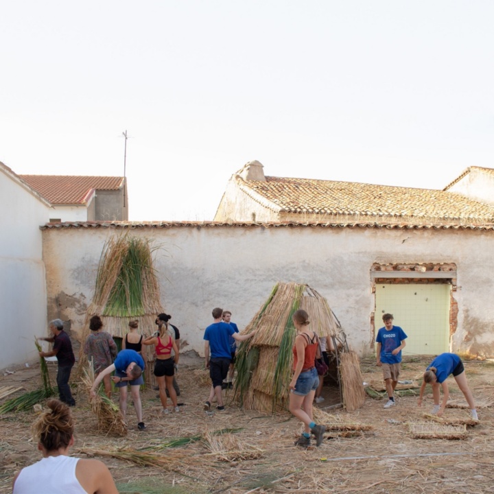 Bau eines Chozos beim  Workshop im spanischen Cabeza del Buey 